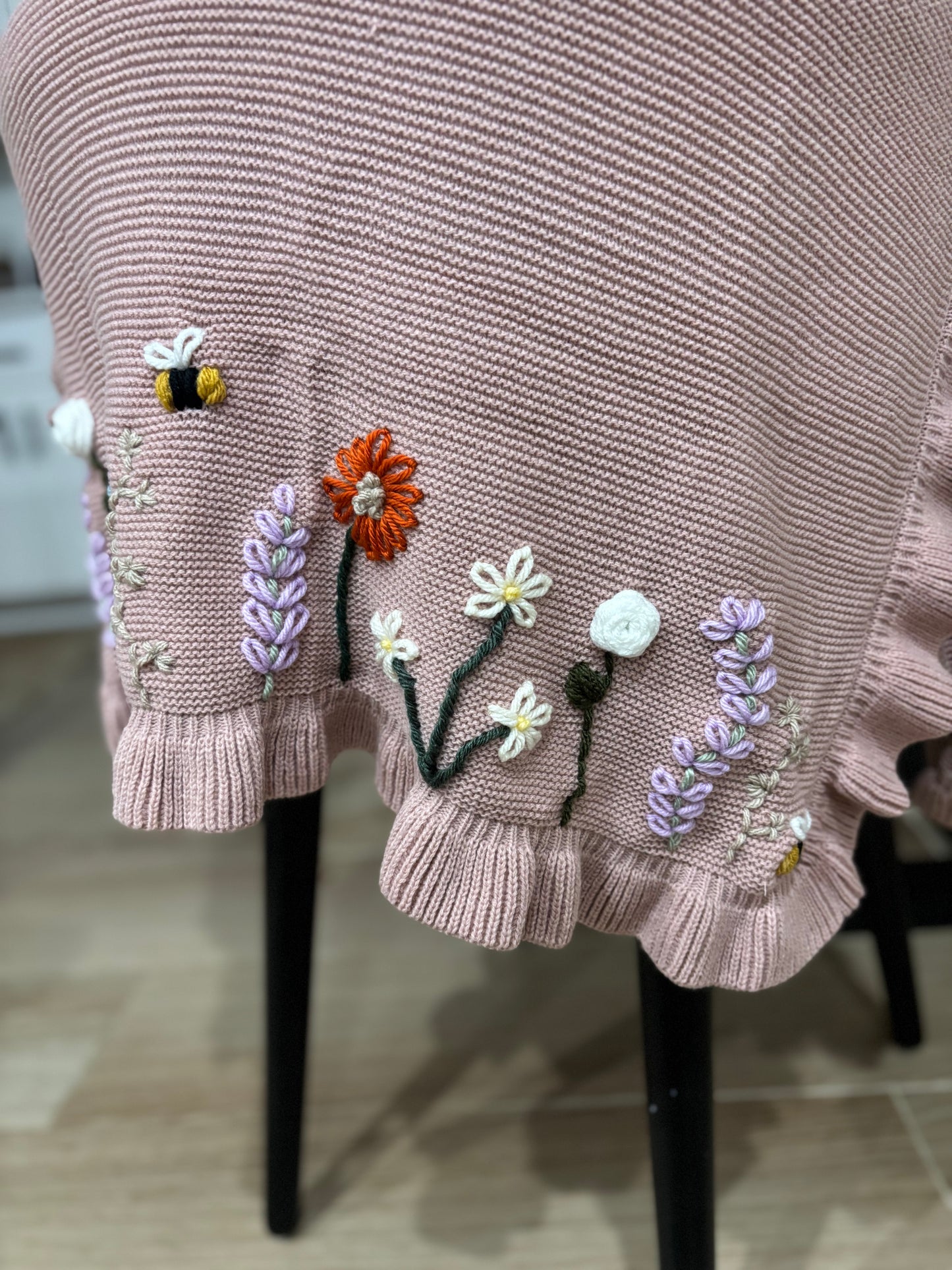 Blush Floral & Bee Knit Blanket ๐ธ๐