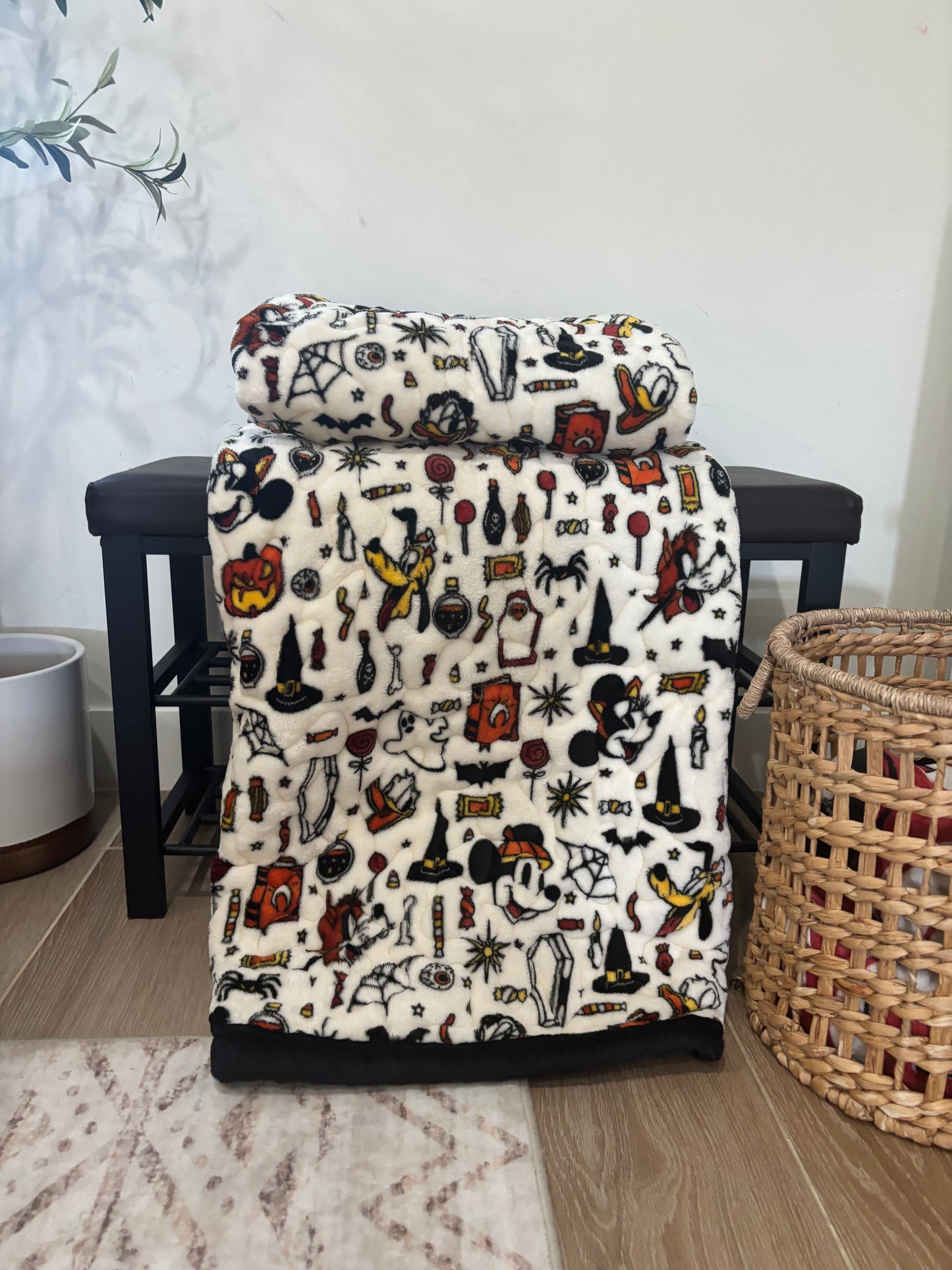 🎃👻 Spooky Season Mickey & Friends Minky Blanket 🖤