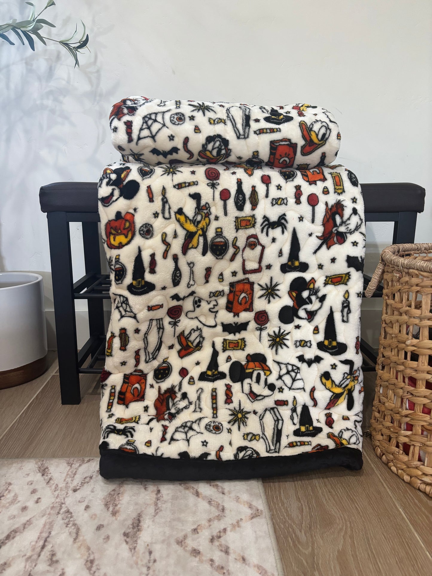 🎃👻 Spooky Season Mickey & Friends Minky Blanket 🖤
