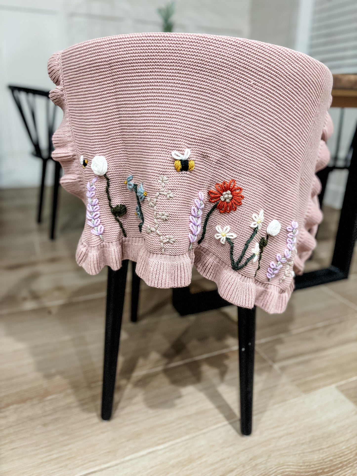 Blush Floral & Bee Knit Blanket 🌸🐝