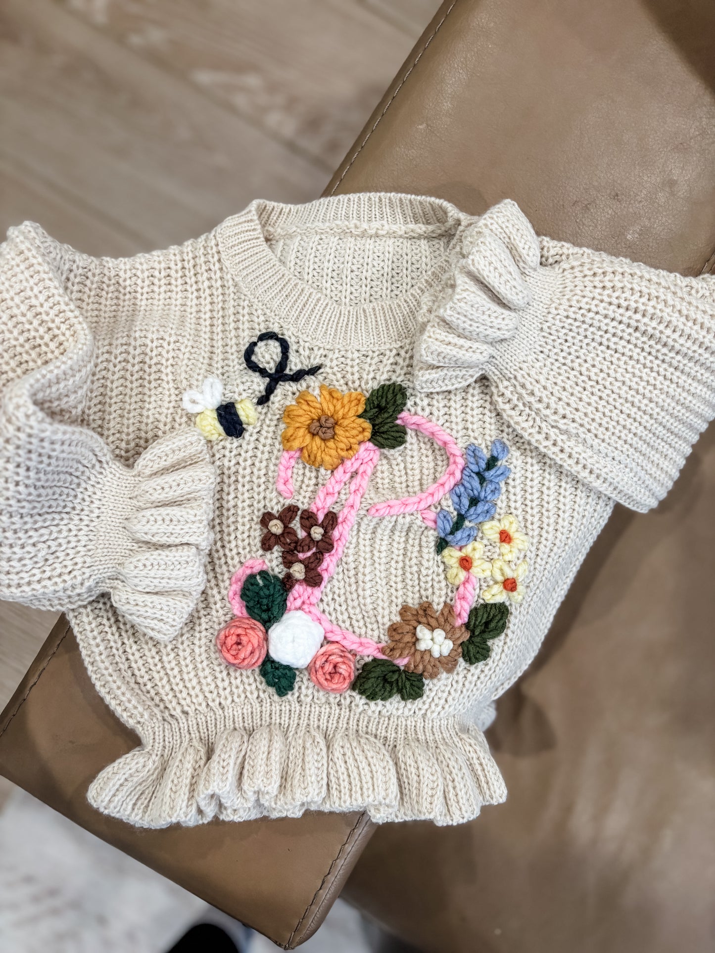 B sweater 🌸🐝